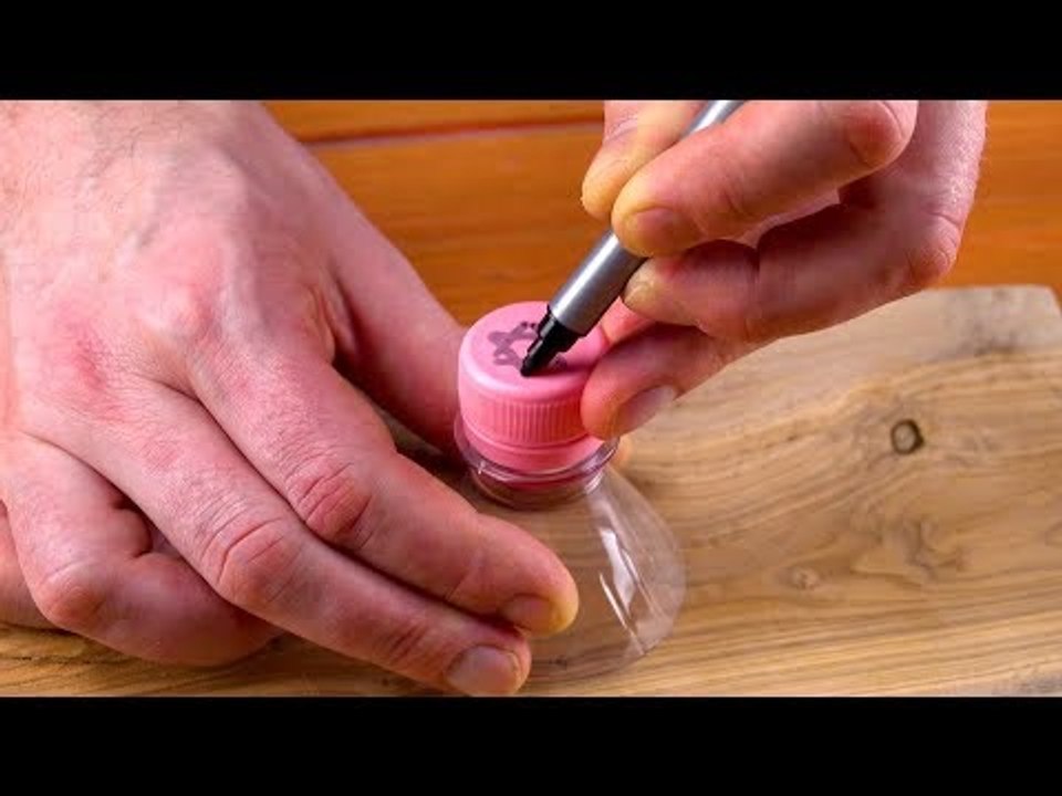 Il dessine une étoile sur le bouchon et pique avec...