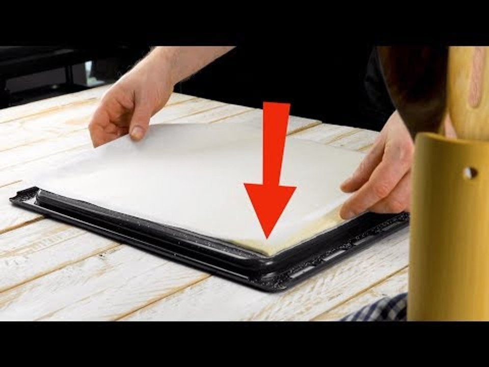 Voilà pourquoi on met la pâte entre 2 plaques à pâtisserie. Malin !