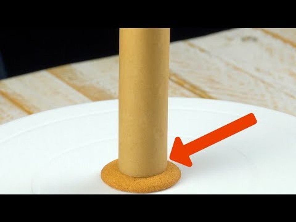 Coloque o rolo de papelão no biscoito. Deixe 20 min. no congelador e você vai se impressionar!