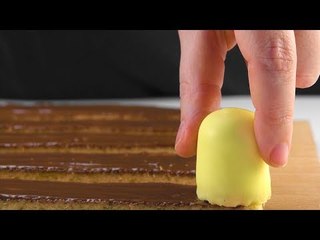 Ele coloca 3 Nhá Bentas nas tiras de Nutella. O que isso vira é super fofo!