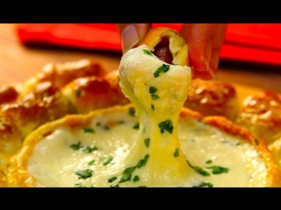 Uma fonte da felicidade feita de queijo: Fondue de cachorro-quente