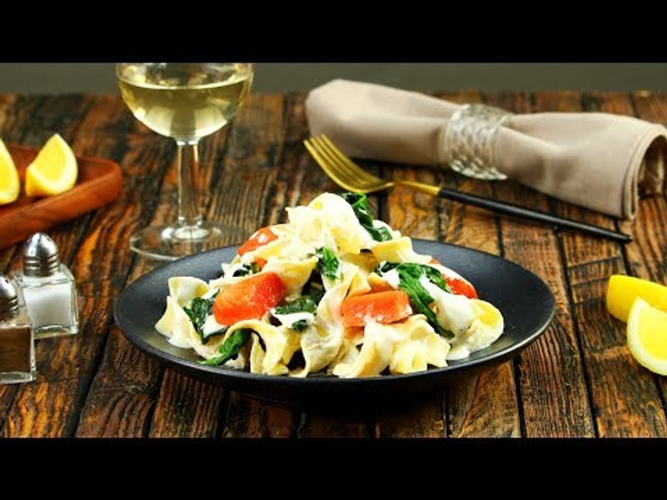 Apenas 8 ingredientes: macarrão com salmão e espinafre