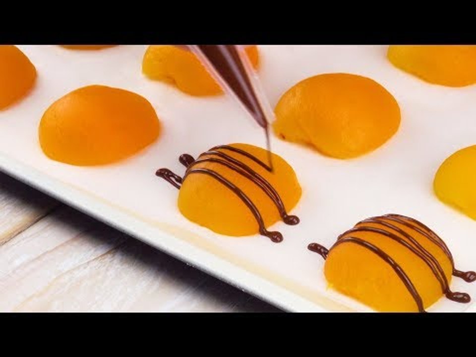 Faça linhas de chocolate por cima dos damascos. O resultado vai deixar todo mundo feliz!