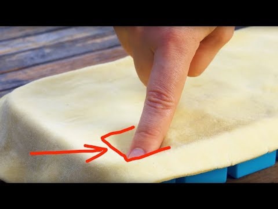 Aperte a massa de pizza em uma forma de gelo e asse. Uau!