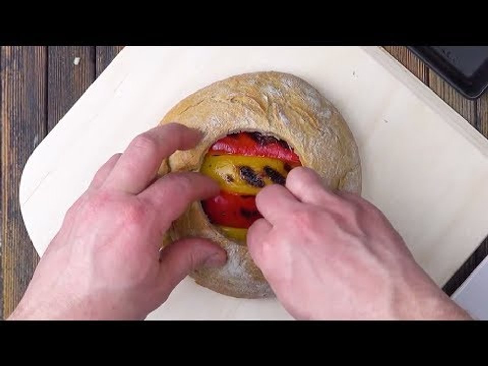 Faça um grande buraco no pão e coloque isto dentro.