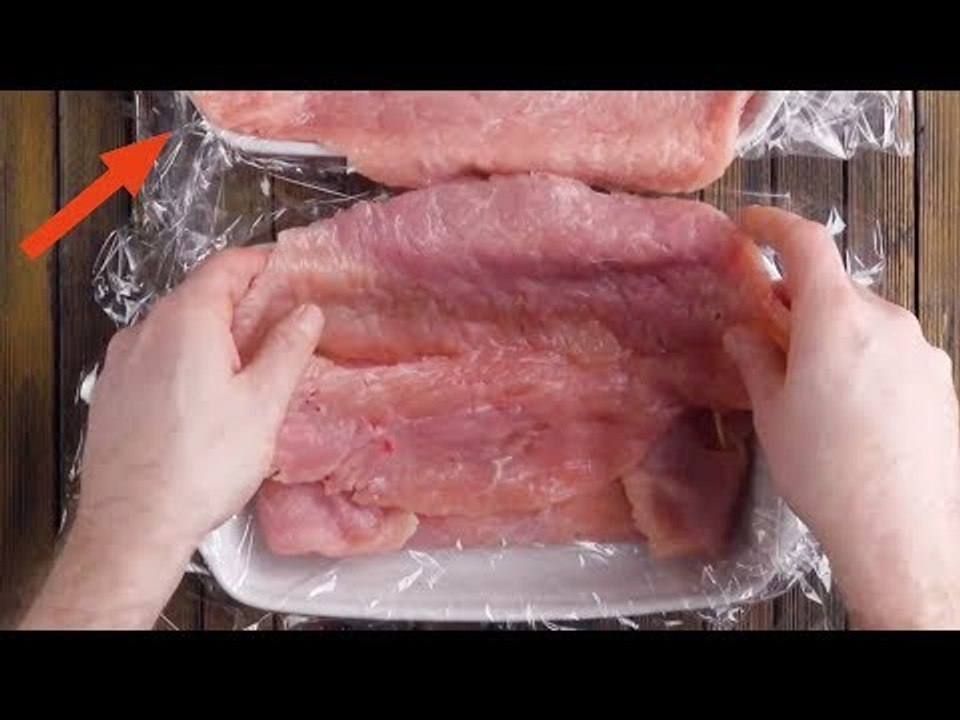 O chef vira 4kg de frango na travessa. Depois entram as verdadeiras camadas.
