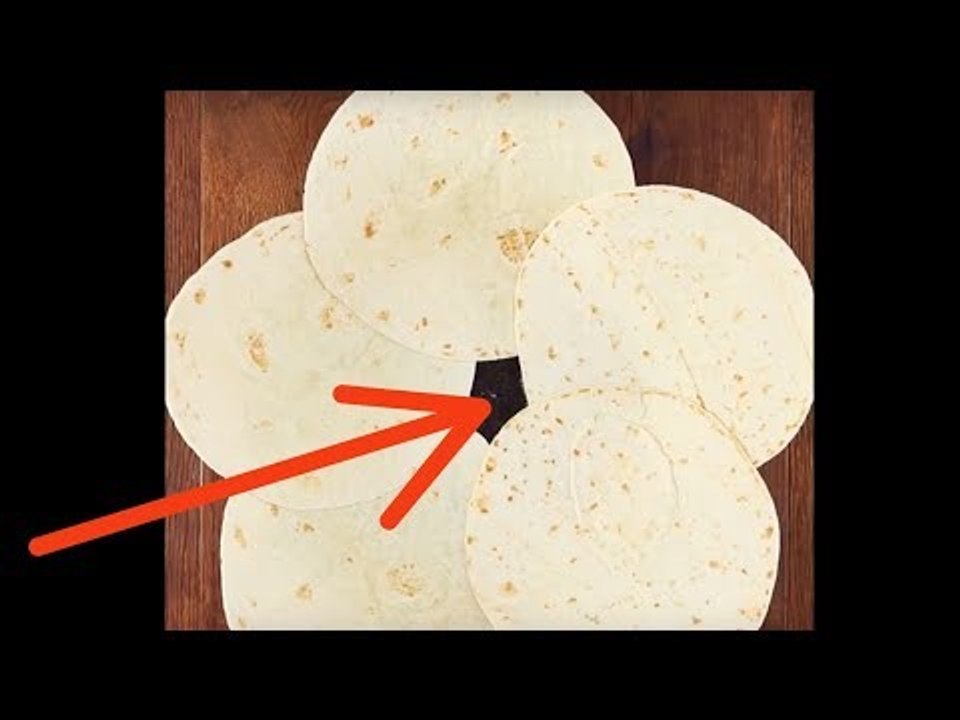 Ele coloca 5 tortillas em círculo. Mas espere até ver a 6ª!