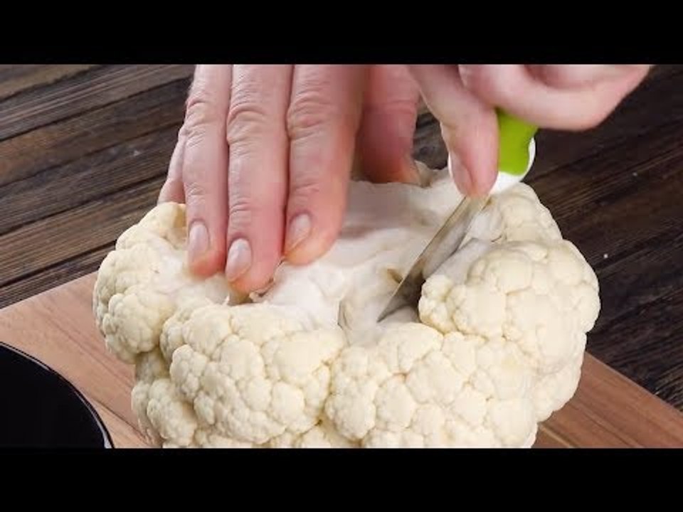 Perfure a couve-flor com uma espátula e corte-a.