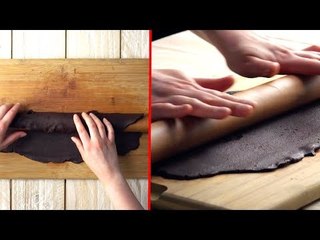 Enrole o rolo na massa de chocolate para fazer esta torta especial.