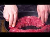 Forme um anel com dois lombo de carne e coloque-os dentro de uma massa.