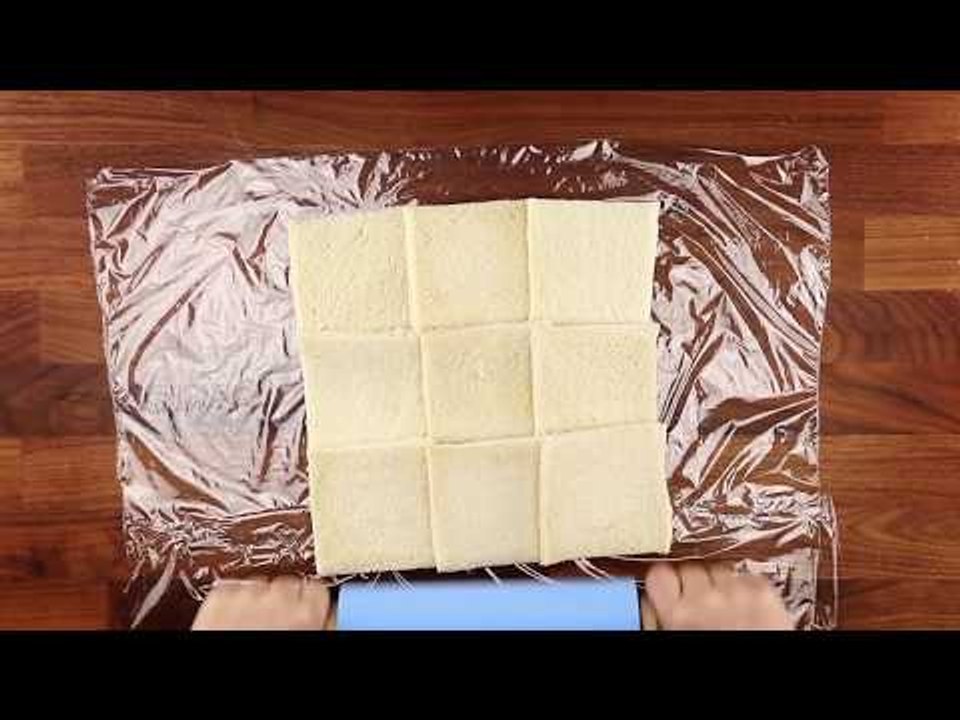 Coloque 21 fatias de pão de forma numa assadeira e mande para o forno. O resultado? Uma delícia!