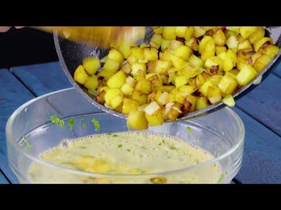 A cozinheira mistura batatas com ovos crus. O que ela planeja é um sonho de comida!