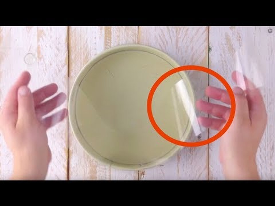 Coloque película aderente na assadeira. Por quê? Isso logo ficará claro.