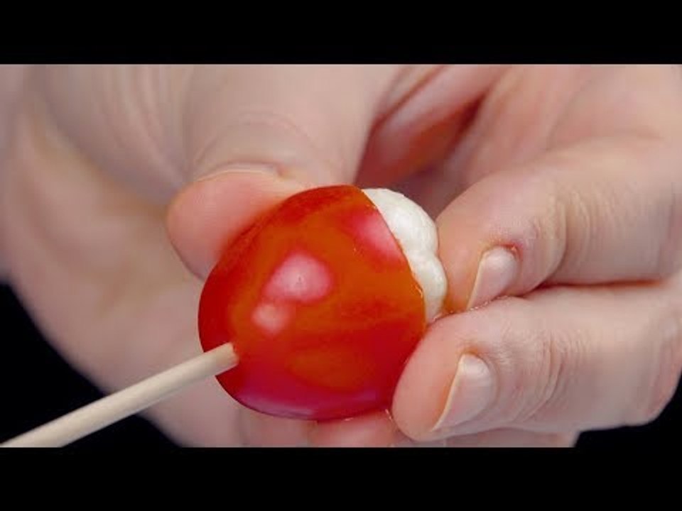 Enfie o espeto no tomate. Isto será uma decoração deliciosa!