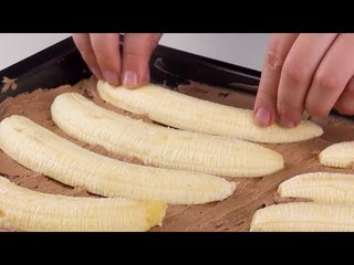 Coloque 10 metades de banana no bolo. O visual é uma sensação!