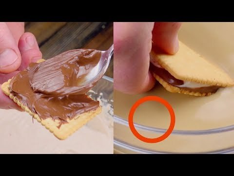Espalhe Nutella nos biscoitos e molhe-os neste lí...