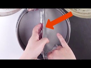 Dobre o papel alumínio e coloque-o no meio da forma. O motivo