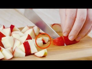 Corte a maçã em pedaços como estes. Só assim você consegue...