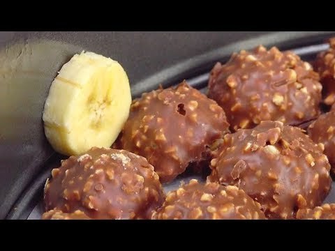 Parta 10 Ferrero Rocher ao meio e coloque-os num tabuleiro com 11 rodelas de banana!