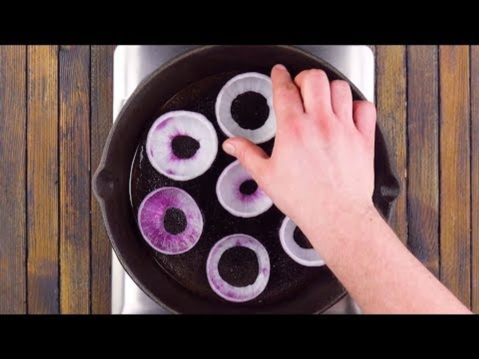 Ele coloca 7 anéis de cebola na frigideira. O que vai no meio depois deixa todos estupefatos!