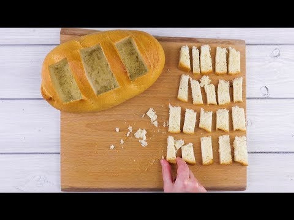 Ele pega um pedaço de pão e corta três retângul...