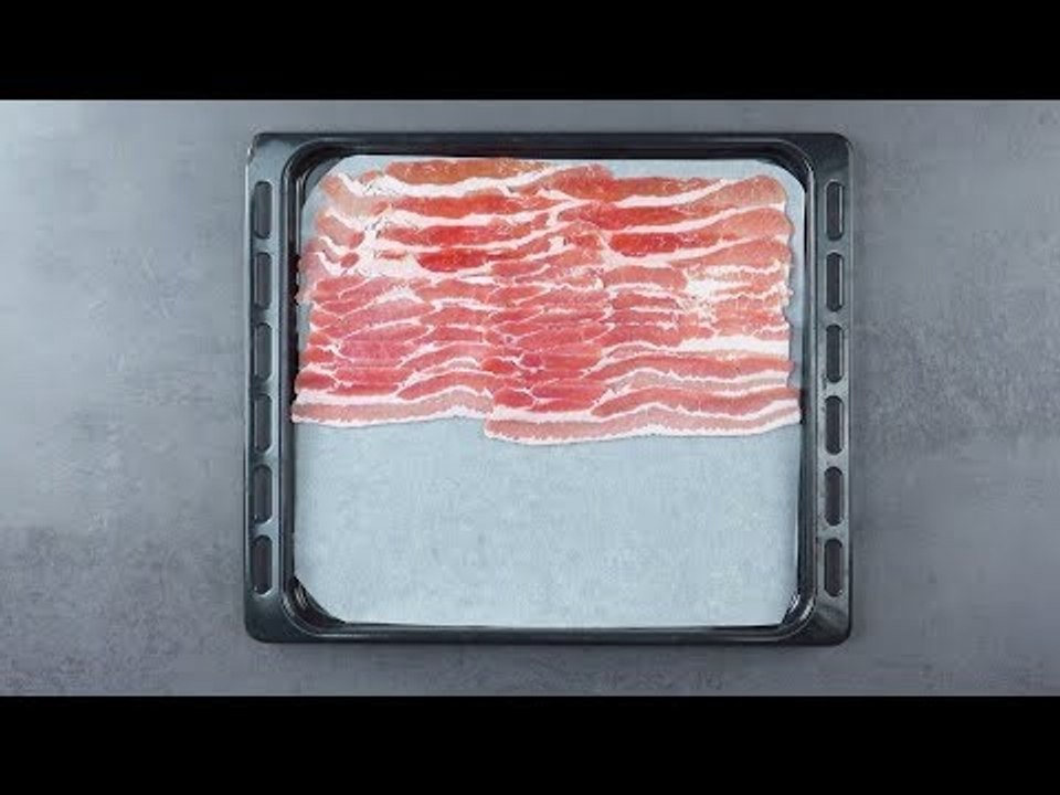 Coloque 20 fatias de bacon em uma assadeira. Ap...