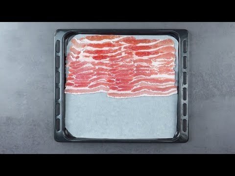 Coloque 20 fatias de bacon em uma assadeira. Após 15 minutos no fogo, tudo fica mais crocante!