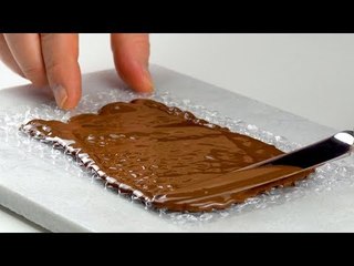 Espalhe chocolate no plástico bolha para fazer este grande truque das sorveterias chiques.