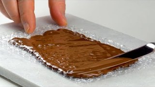 Espalhe chocolate no plástico bolha para fazer este grande truque das sorveterias chiques.