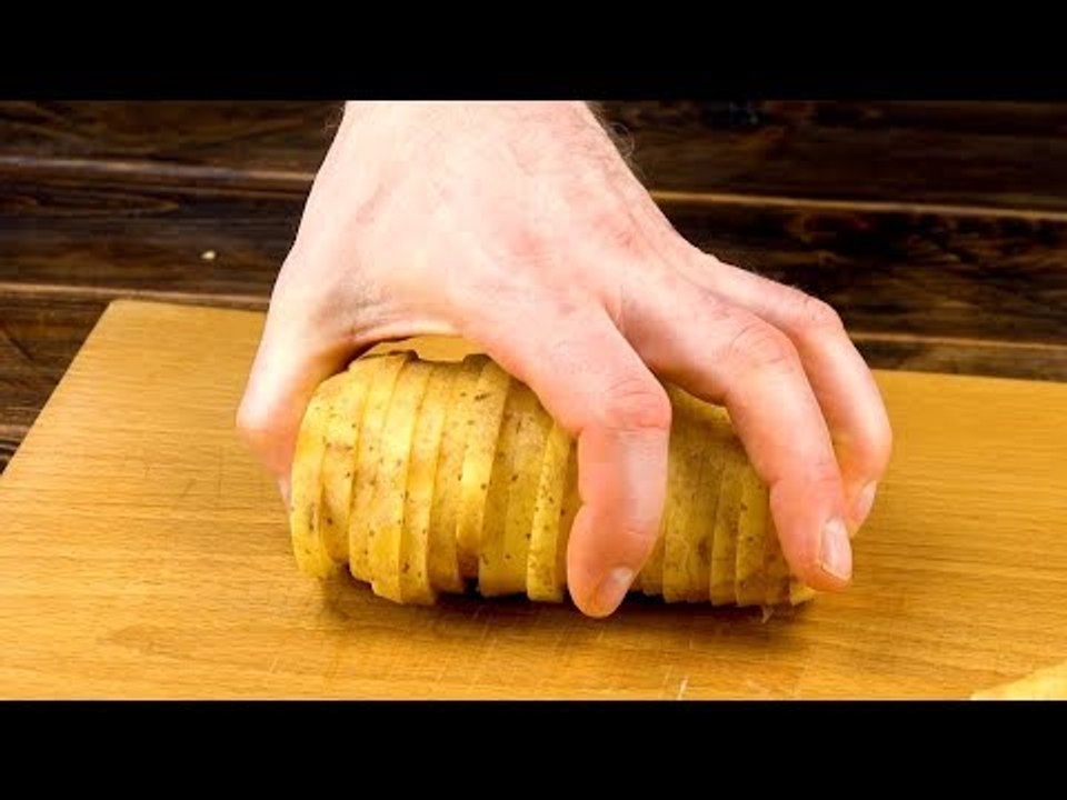 Corte 3 batatas assim as coloque na forma. Com azeite e sal fica um máximo!