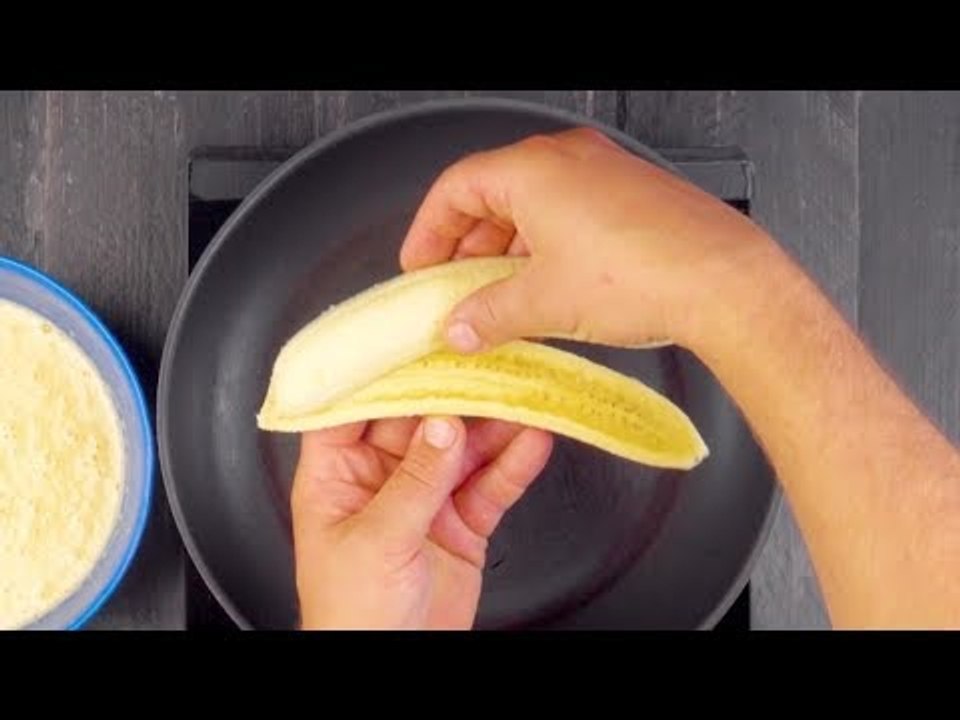 Coloque 4 metades de banana na frigideira e despeje a ma...