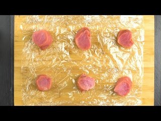 Ele coloca 6 filés na película aderente. Com o que ele os cobre é simplesmente genial e delicioso!