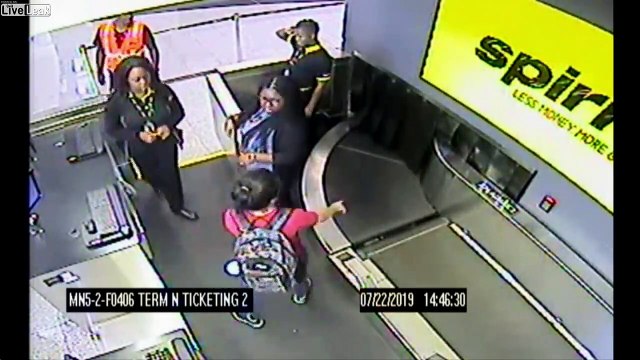 Cet enfant se fait aspirer sur le tapis des bagages à l'aéroport !