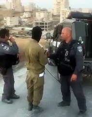 Siyonist işgal çetesinin askerleri Filistinlilerin evlerini yıkmaktan dolayı birbirlerini kutluyor