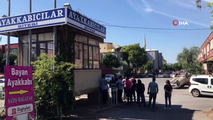 Kaza yapan otomobil ters döndü