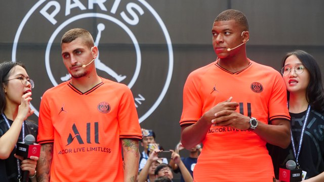 Mbappé et Verratti présentent le nouveau maillot du PSG à la couleur inédite