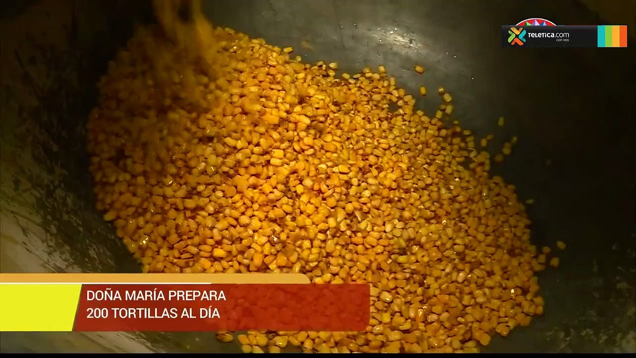 Doña María hace 200 tortillas al día