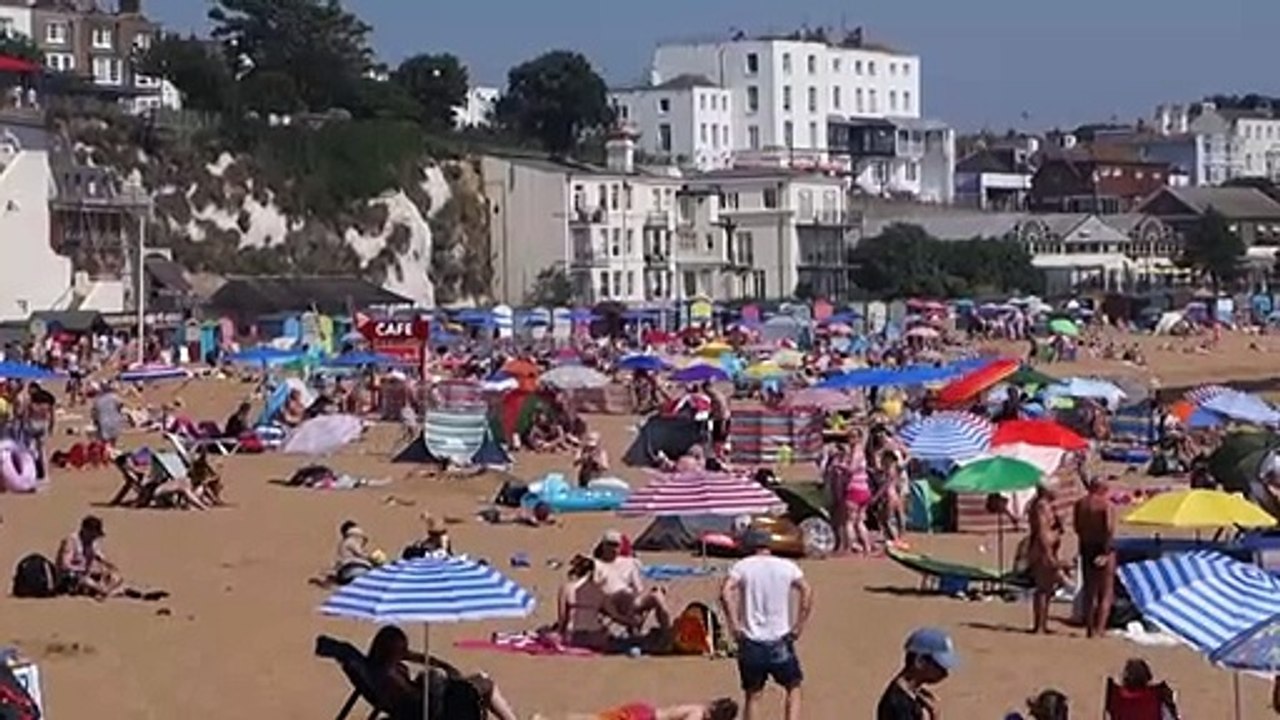 Brits flock to beaches in heatwave