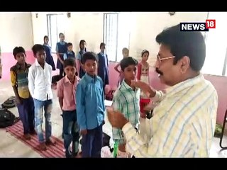 जब कलेक्टर चॉक-डस्टर उठाकर ब्लैकबोर्ड पर छात्रों को अंग्रेजी पढ़ाने लगे