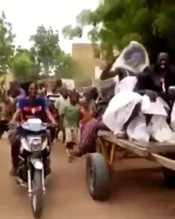Lorsqu'on veut arriver en carrosse le jour de son mariage en Cote d'ivoire, voici ce que ça donne !