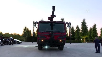 Cumhurbaşkanı Erdoğan ve Mahathir yerli üretim itfaiye aracını inceledi