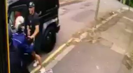 Mesut Özil'e bıçaklı saldırı