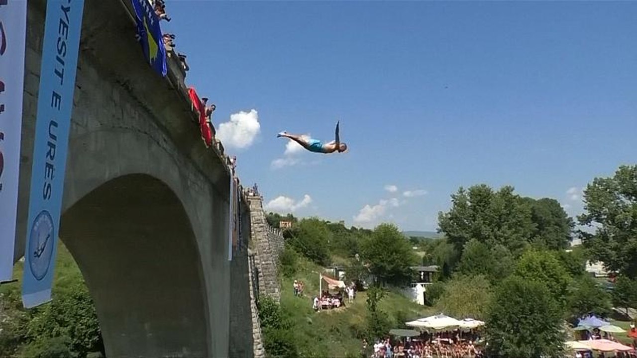 Adrenalin pur: Brückensprünge im Kosovo