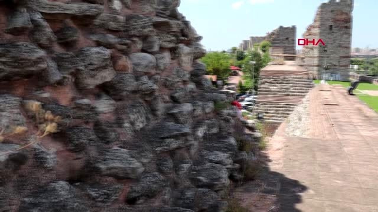 TARİHİ İSTANBUL SURLARI YAZI TAHTASINA DÖNDÜ