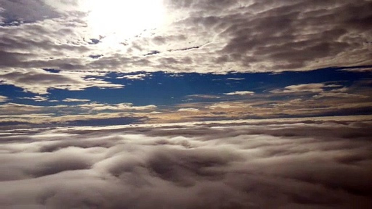 Between_the_clouds_CCBY_NatureClip