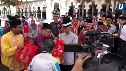 Yang di-Pertuan Agong santuni golongan gelandangan