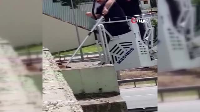 İtfaiyenin üst geçitte mahsur kalan köpeği kurtarma operasyonu kamerada