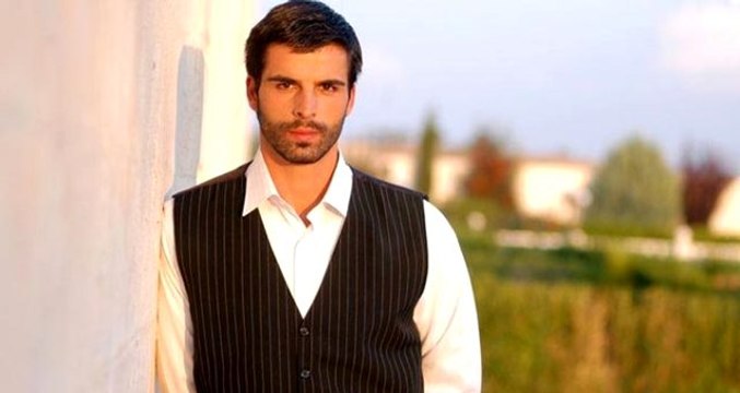 Türk bayrağına hakaret eden Mehmet Akif Alakurt hakkında soruşturma başlatıldı