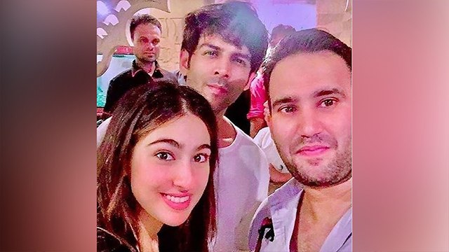 Sara Ali Khan & Kartik Aaryan's selfie goes viral with fan; Check Out | FilmiBeat