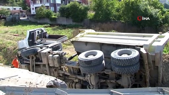 Freni patlayan hafriyat kamyonu şarampole yuvarlandı